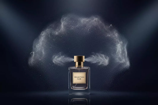 Flakon perfum rozpylający szeroką chmurę mgły zapachowej – ilustracja pojęcia projekcji perfum