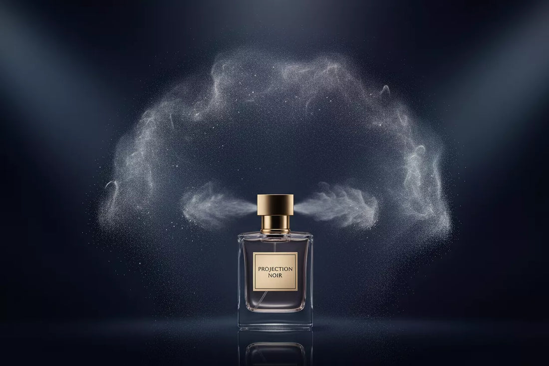 Flakon perfum rozpylający szeroką chmurę mgły zapachowej – ilustracja pojęcia projekcji perfum