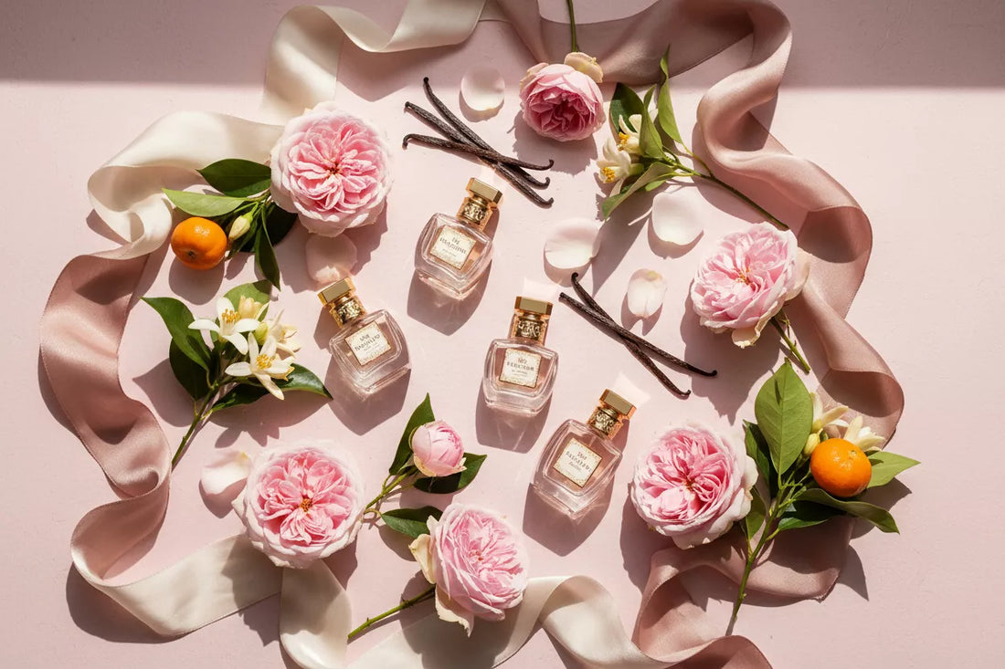 Słodkie perfumy damskie 2026 na białym marmurze z różami, wanilią i kwiatami - eleganckie zapachy na co dzień