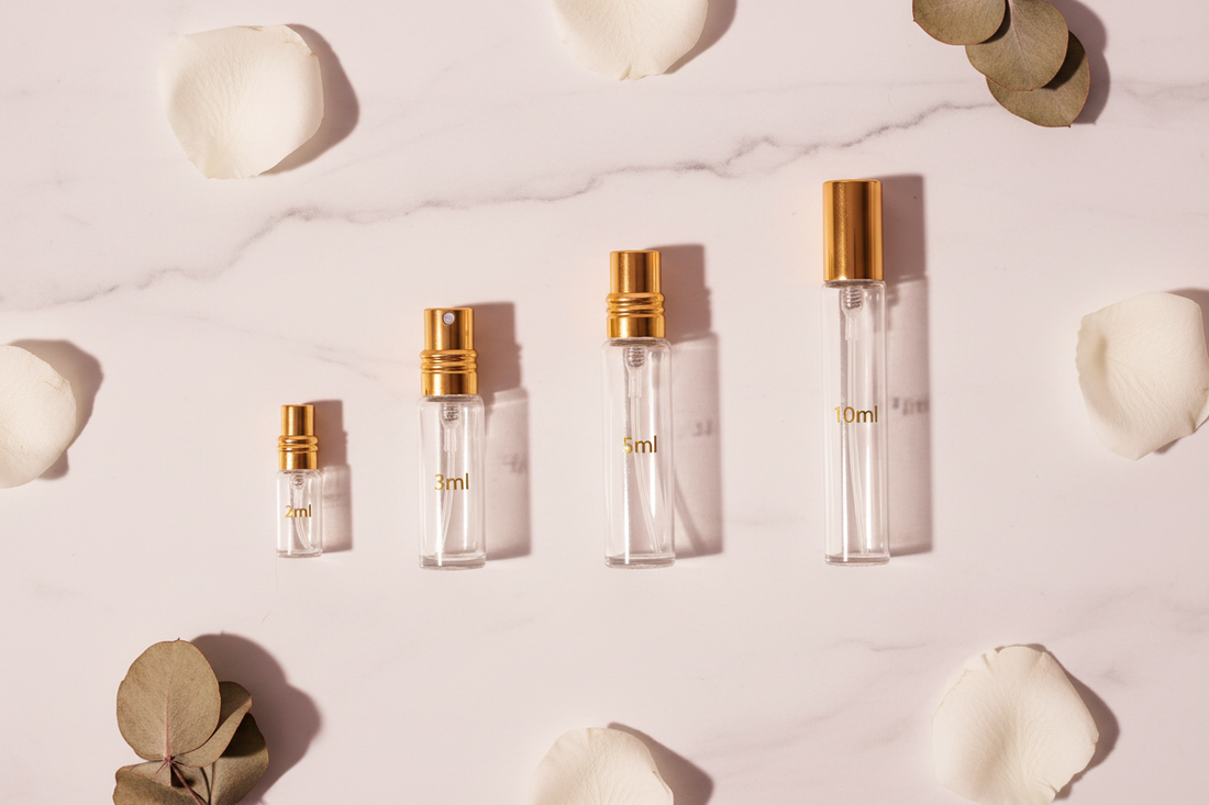 Porównanie pojemności odlewek perfum - buteleczki 2ml, 3ml, 5ml i 10ml ustawione w kolejności pokazujące różnice w rozmiarach i ilości psiknięć