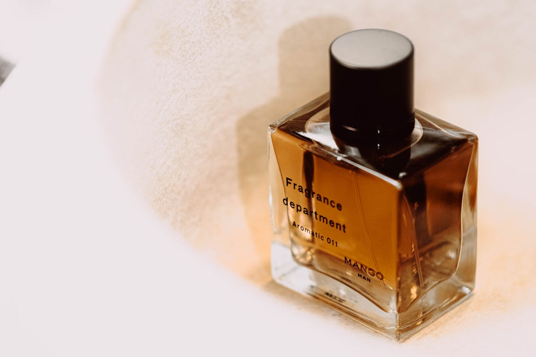 Elegancka odlewka perfum na stole - edukacyjny przewodnik dla początkujących jak zacząć przygodę z zapachami